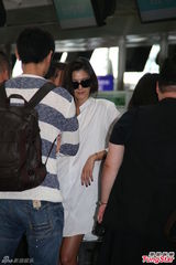 组图：全智贤高调离港 长衬衫衬托修长美腿