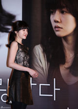 组图：玄彬林秀晶亲密携手宣传新片《爱，不爱》