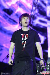 组图：五月天西岸音乐节开唱 女粉丝激动昏倒