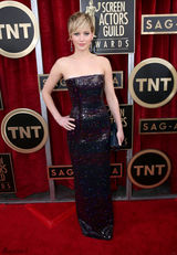 组图：演员工会奖红毯 卷福帅气劳伦斯长裙闪耀