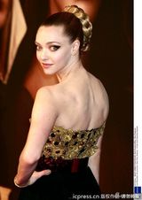 组图：海瑟薇俏皮短发抢眼 阿曼达宝石抹胸裙美艳