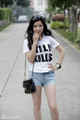 组图：徐立街拍白色字母T恤搭配牛仔短裤