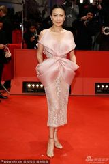 组图：刘嘉玲走红毯捧场朝伟 粉裙蝴蝶结扮少女