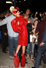 组图：Gaga《名利场》大片再蹬“恨天高”尴尬摔倒 