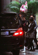 组图:文章携女儿赴满月酒 马伊琍大肚饭量猛增