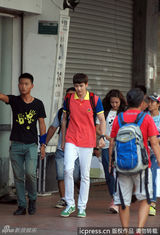 组图：尼坤休闲装厦门赶拍电视剧 粉丝求见真容