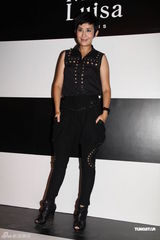 组图：吴君如无意找代母再孕 黑色裤装不失女人味