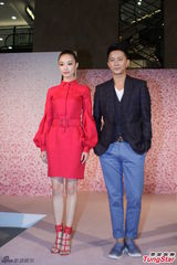 组图：倪妮红裙装亮相活动拒回应签约事宜