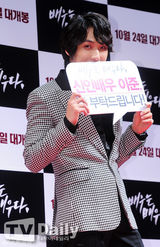 组图：MBLAQ李准宣传《演员》自认新人跪地行礼