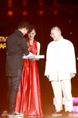 幻灯图：首届“金鹏奖”揭盅 冯小刚领军评审团