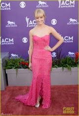 组图：米兰达笑傲乡村奖 泰勒携帅大叔献唱