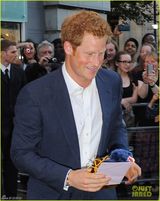 组图：哈里升级叔叔首亮相 替粉丝送礼给小王子