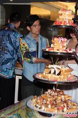 组图：周董不畏小S风波 为自家餐厅拍胸脯保证