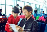 组图：爸爸去哪儿五娃大闹机场 石头Cindy有爱