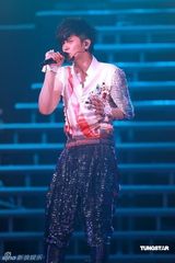 幻灯图：罗志祥个唱舞动红馆 杨丞琳任嘉宾遭强吻