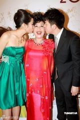 幻灯图：众星为薛家燕庆60大寿 谢天华避谈陈志云