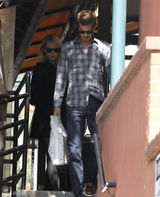 组图：艾玛和加菲尔德戴情侣墨镜外出