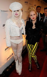 幻灯图集：Lady Gaga珍珠面妆现身艾滋病慈善红毯