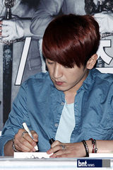 组图：韩国组合神话两人一组3地办签名会谢粉丝