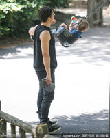 组图：奥兰多-布鲁姆带儿子公园荡秋千尽显父爱