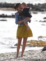 组图：比伯与女友享假日海滩 赛琳娜翘臀露股