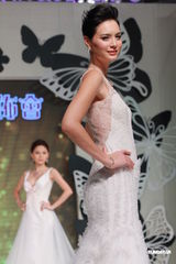 组图：名模婚纱展争奇斗艳 Ana R不幸丢手机