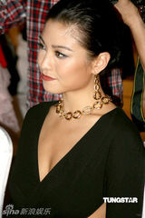 幻灯图：黄奕捂胸防走光与老外热聊 廖碧儿深V斗美