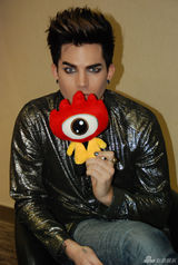 组图：亚当兰伯特上海妩媚开唱眼线撩人