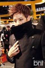 组图：M.pire出席品牌开业 现场挑衣显品味