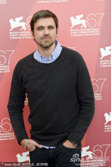 《三》媒体见面会 苏菲-罗艺斯获两男星揽腰护花