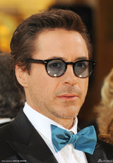 高组图：奥斯卡红毯 小罗伯特-唐尼不改搞笑本色 