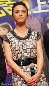 幻灯图：汤唯上海出席见面会 扮清纯笑容可掬