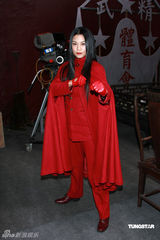 组图：黄奕旗袍装显温婉气质 廖碧儿红衣似女鬼