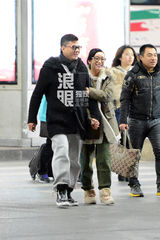 秦海璐依偎王新军小鸟依人 亲昵摸男童脑袋(图)