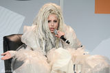 组图：Gaga顶拖把头成白发魔女 獠牙造型惊悚