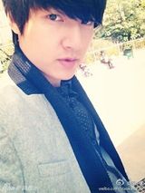 组图：“中国版李敏镐”火爆微博 原为报社记者