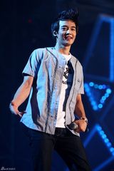 组图：韩国人气男组合SHINee首次开个唱