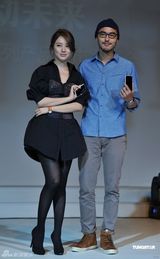 组图：阮经天胡须装现身京城 联手尹恩惠代言捞金