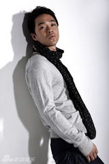 组图：“蜥蜴精”董易晋拍写真 忧郁眼神魅力不减 