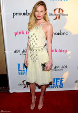 高清图：凯特-波茨沃斯薄纱挂脖礼服亮相首映礼