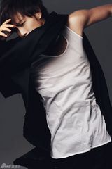 组图：许绍洋型男写真曝光 黑白光影扣人心弦