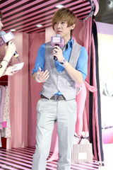 组图：男星唐禹哲代言秀粉色内裤 现场比划试穿