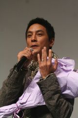 幻灯图：《如梦》展映大学生电影节 吴彦祖秀婚戒