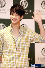 组图：韩星金秀炫办签名会大派温暖笑容