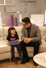 组图：李湘一家巴黎逛名店 萌娃王诗龄讨价还价