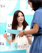 组图：少女时代徐贤清纯亮相粉丝签名活动