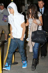 组图：赛琳娜-戈麦斯和比伯现身机场