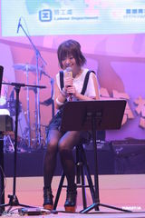 组图：李克勤郑欣宜开唱 鼓励年青人追梦