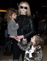 组图：基德曼黑色皮衣亮相 怀中小女儿萌样可爱