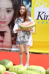 组图：陈芳语首辑庆功签唱 自曝狂爱贺军翔